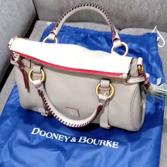 Dooney & Bourke ladies hand bag tan medium